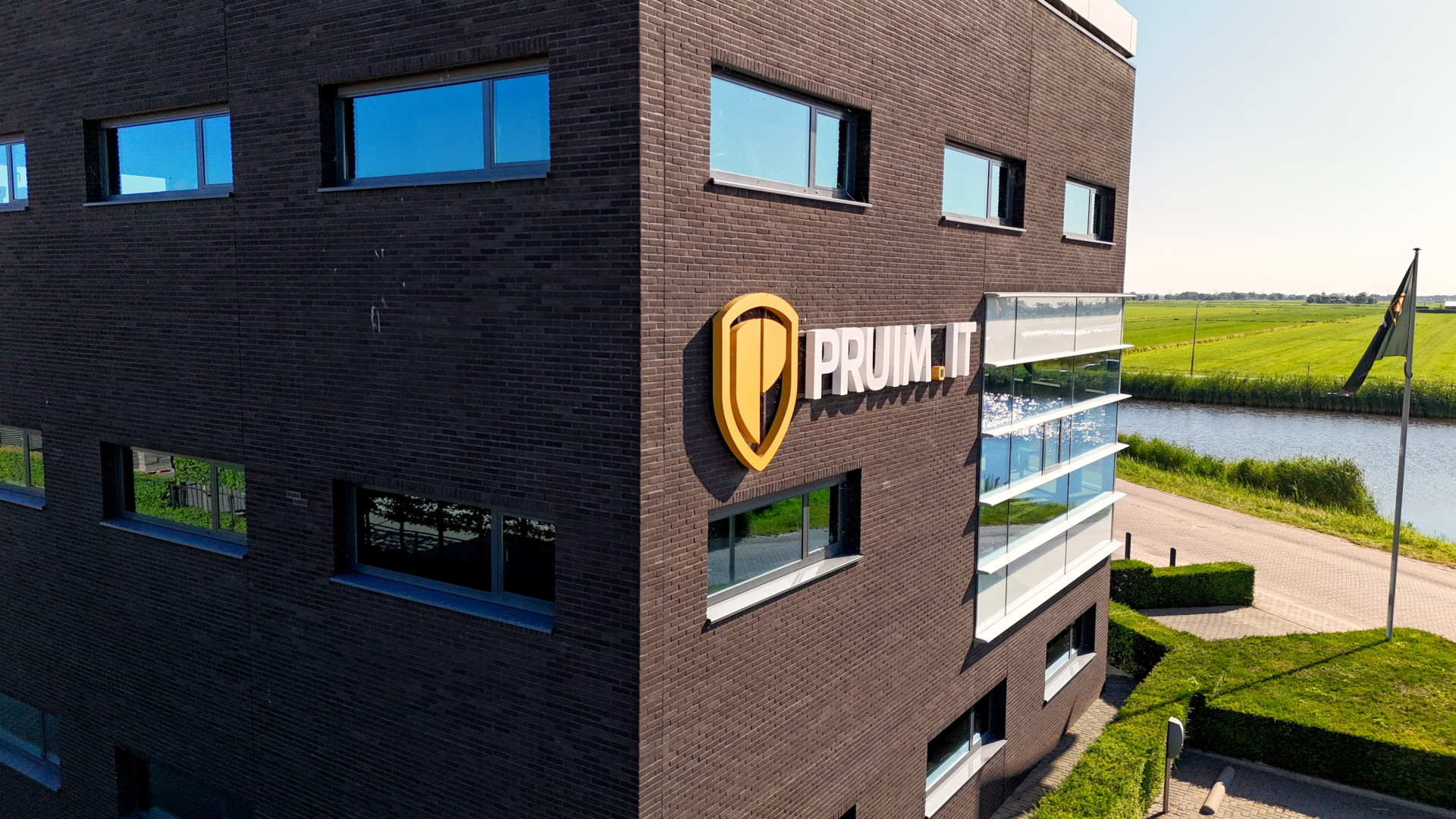Bedrijfspand Pruim IT in Genemuiden Genemuiden